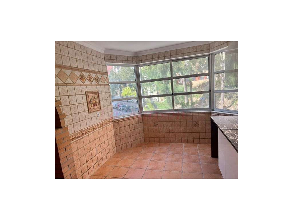 Apartamento T2 transformado em T3 em Mem Martins - Grande imagem: 3/21
