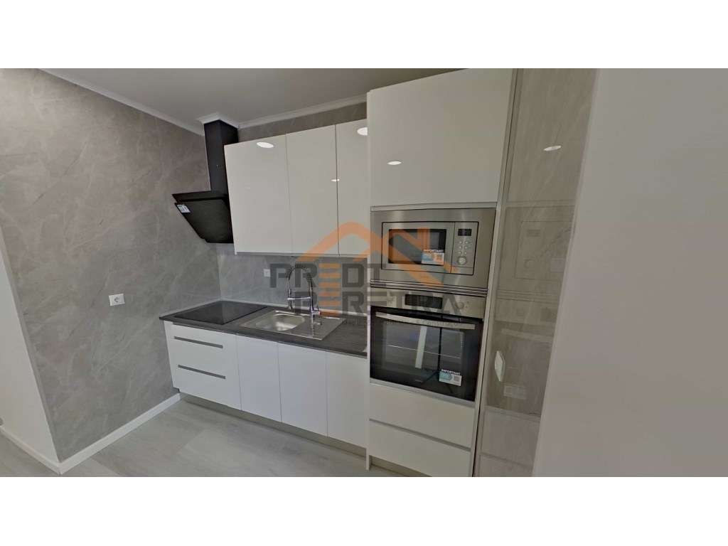 Situado no centro da Amadora. T1 com varanda, remodelado. - Grande imagem: 5/26