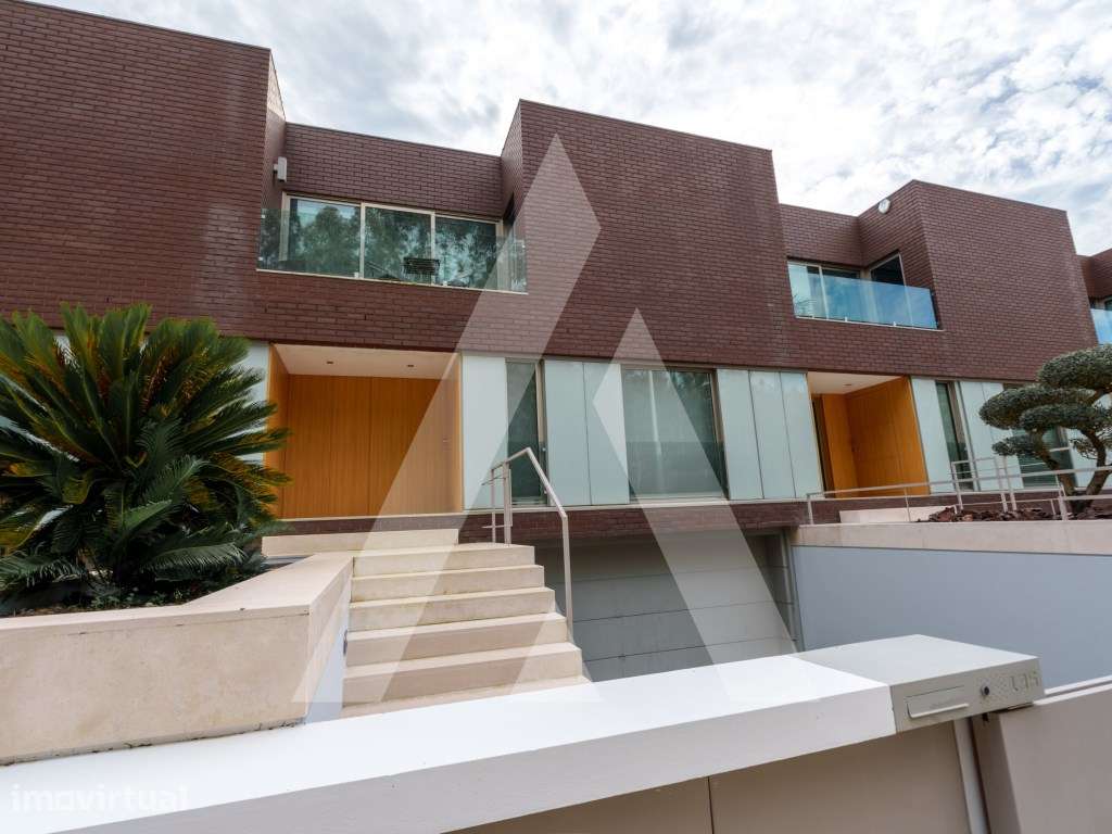 Moradia T4, arquitetura contemporânea e óptimas áreas a 5 minutos d... - Grande imagem: 2/48