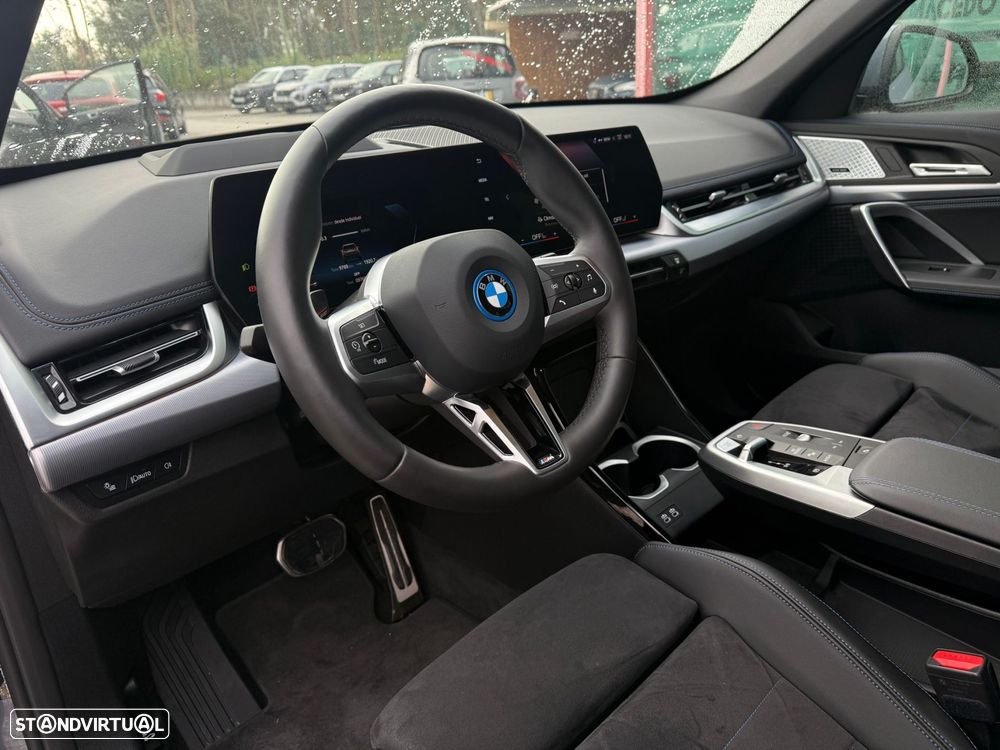 BMW iX1 eDrive20 Pack Desportivo M - 11