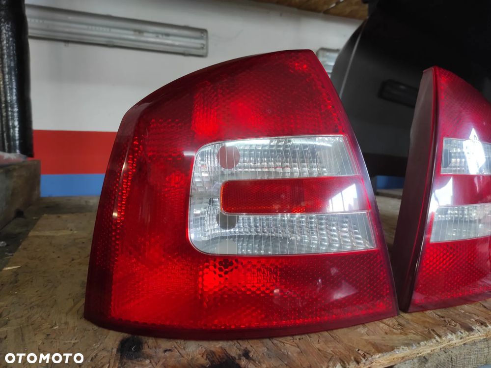 SKODA OCTAVIA 2 1Z5 HB HATCHBACK PRZEDLIFT LAMPA LAMPY LEWA PRAWA TYLNA LEWY PRAWY TYŁ  ORYGINALNA CAŁA WYSYŁKA !!!!! - 2
