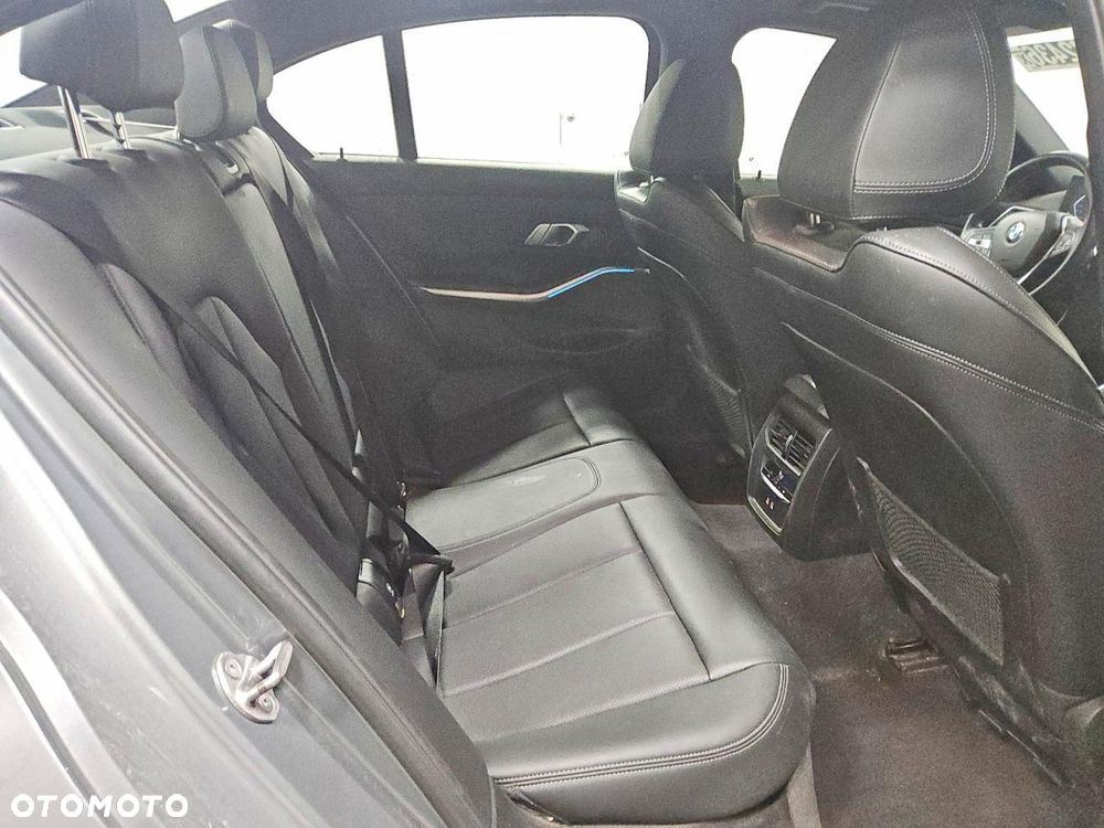 BMW Seria 3 330i M Sport sport - 9