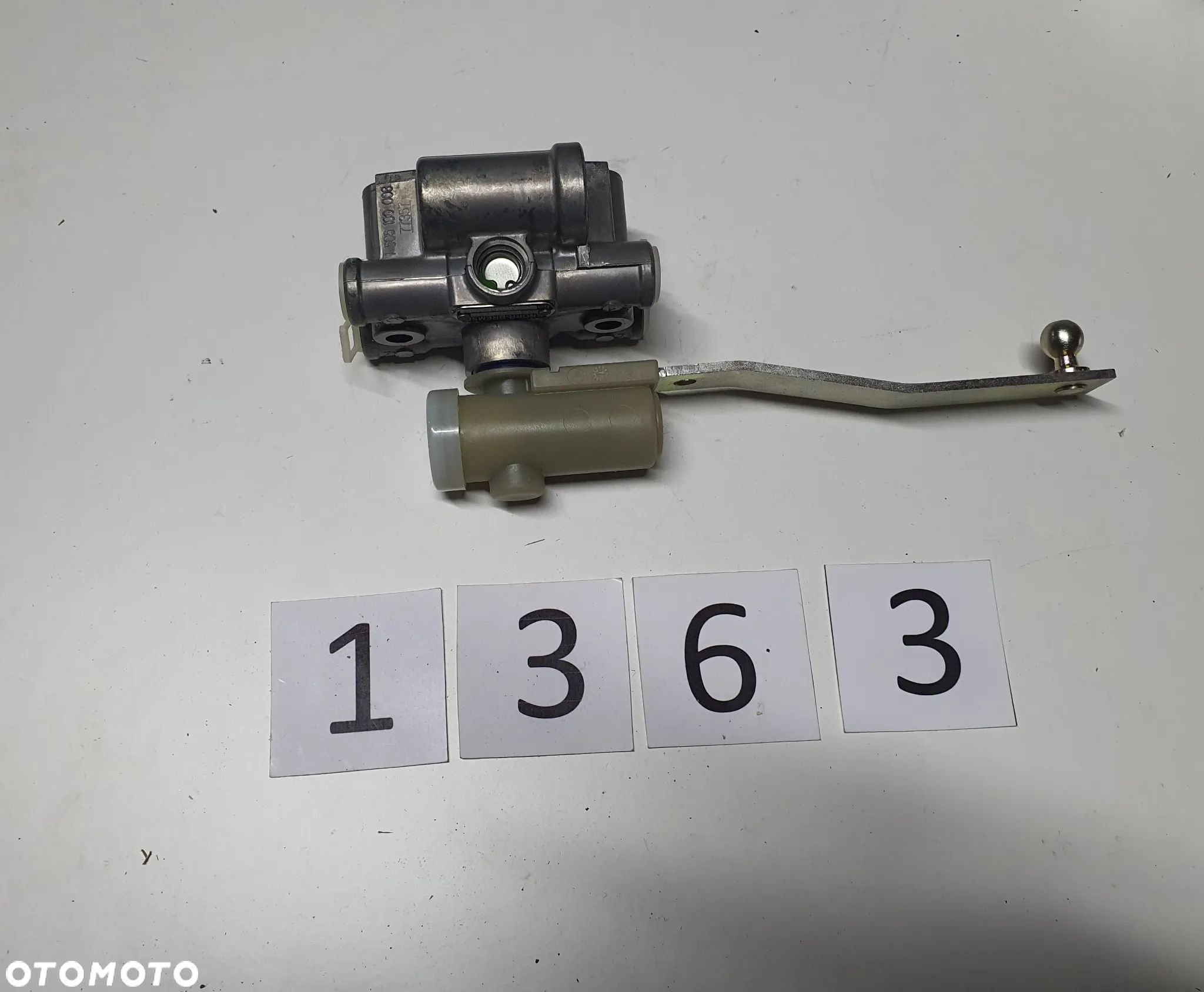 Zawór poziomujący poduszki powietrznej Mercedes, Scania, Knorr-Bremse 0500005002000 - 1