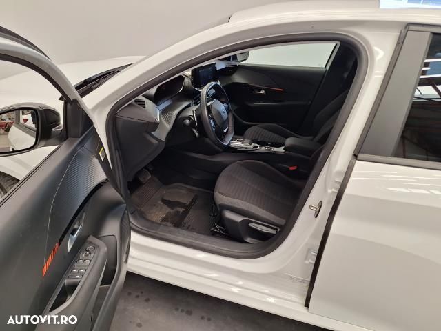Peugeot 208 - 8