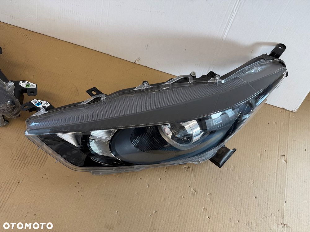 TOYOTA YARIS IV - LAMPA ZWYKŁA SOCZEWKA  PRAWA - 3