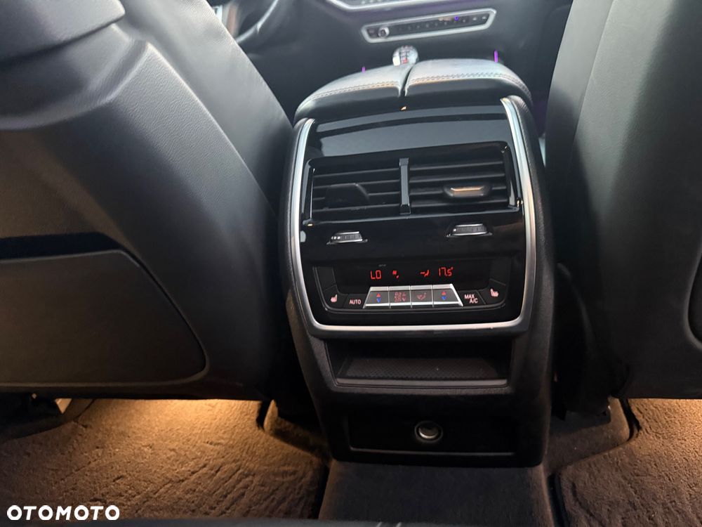 BMW X5 M M50i - 15
