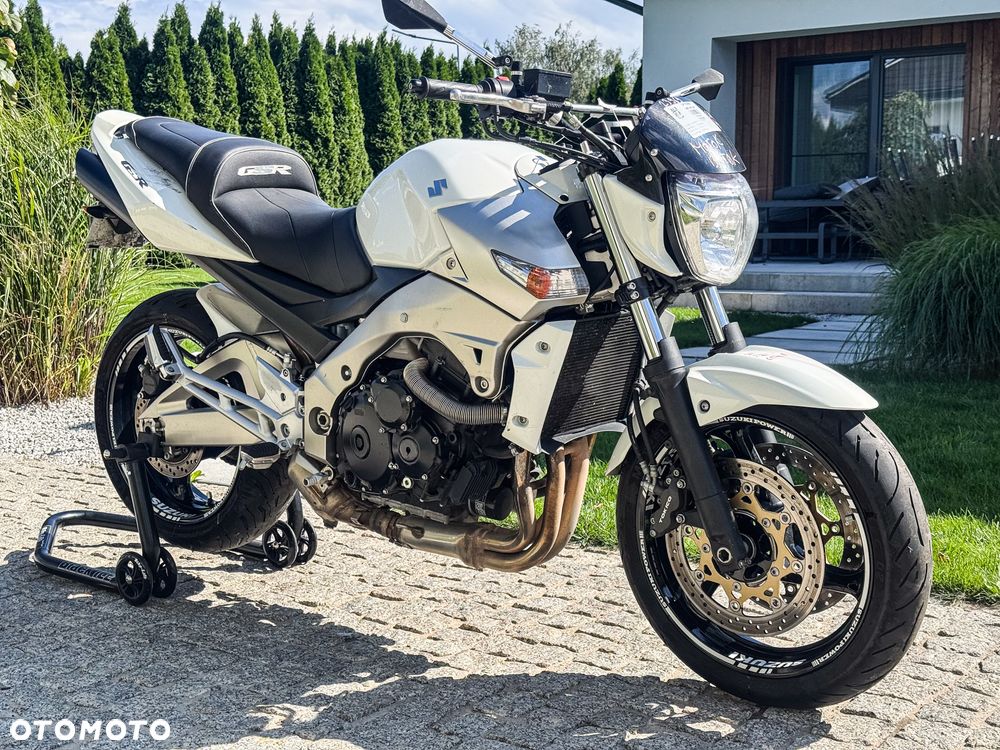 Suzuki GSR - 8