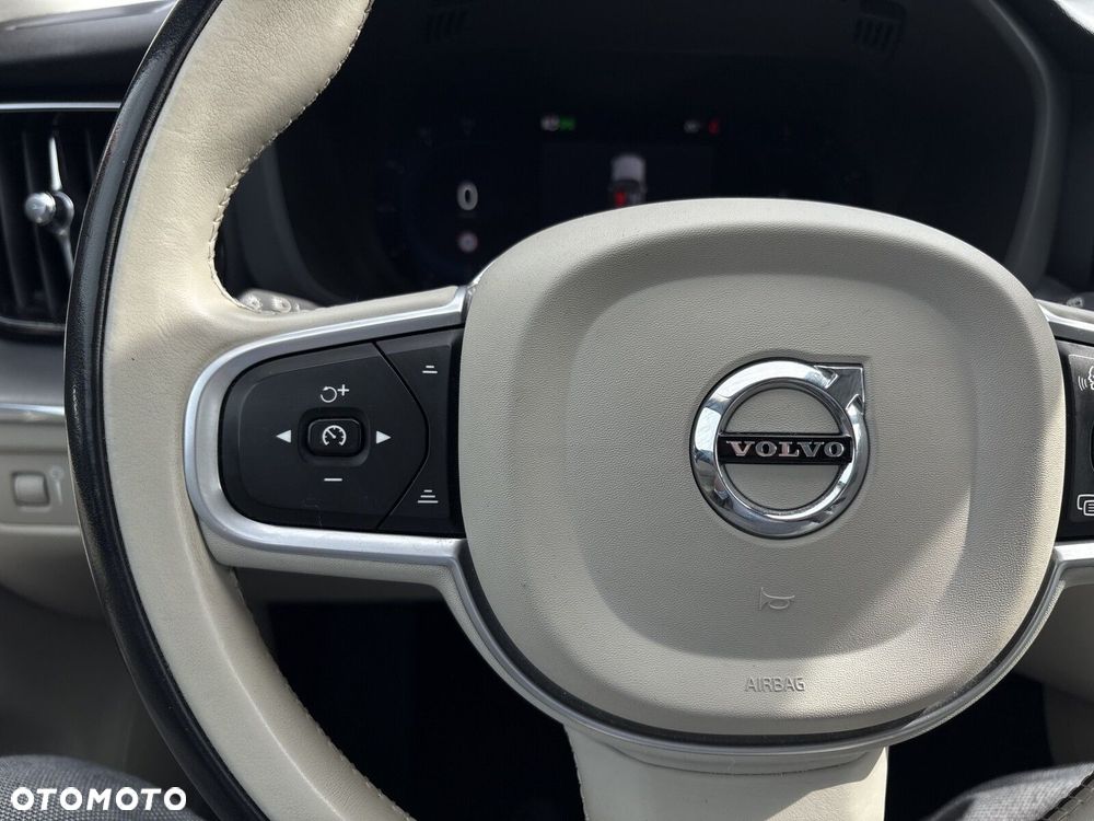 Volvo XC 60 B4 D Momentum - 17