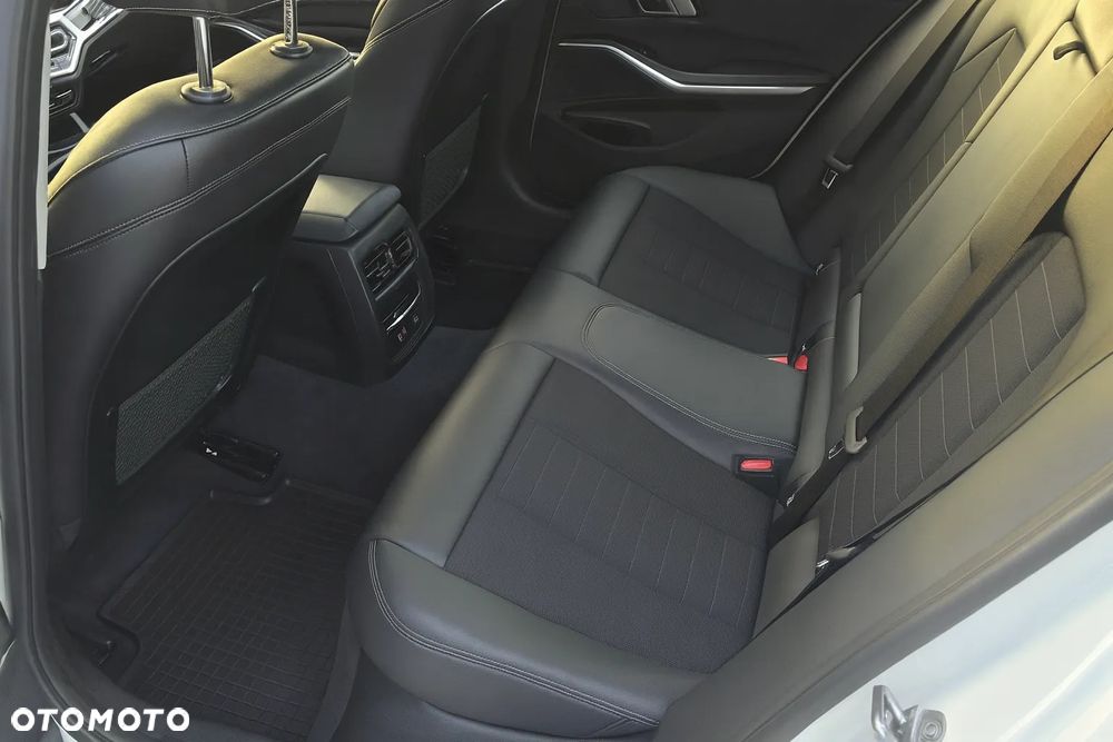 BMW Seria 3 320d Sport Line - 10