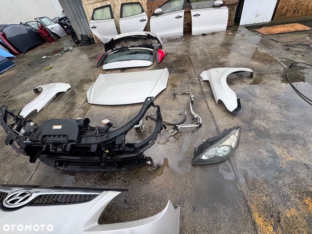 Hyundai i30 kod lakieru QU hatchback błotnik prawy lewy przedni przód drzwi prawe lewe przednie tylne srebrne szare lampa prawa lewa przednia przód soczewka maska pas przedni wąż klimy klapa tył tylnia klapa bagażnika lampy tylnie belka tył zderzak tył tylni - 7