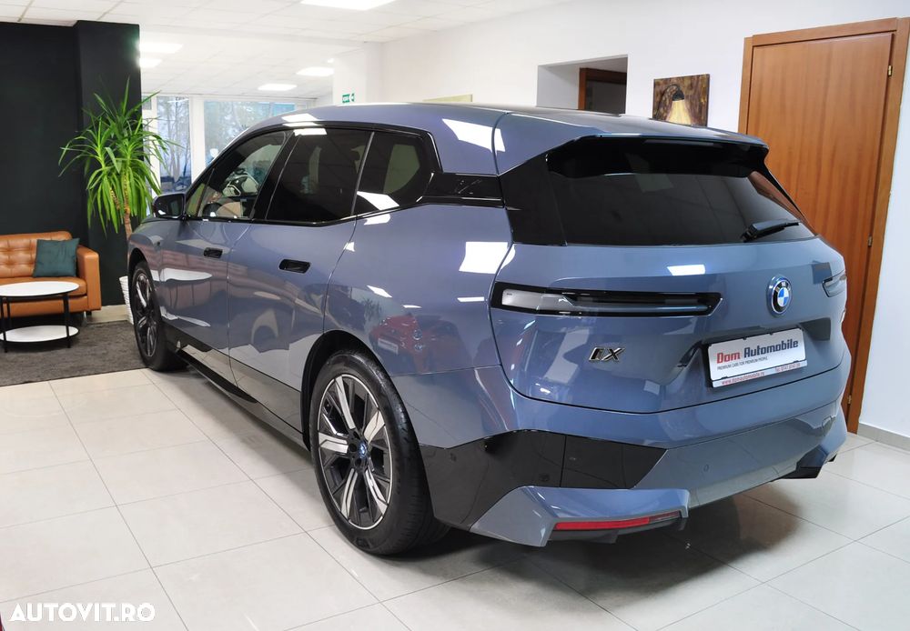 BMW iX xDrive60 - 8