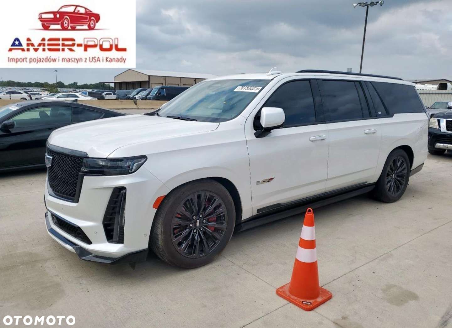 Cadillac Escalade - 1