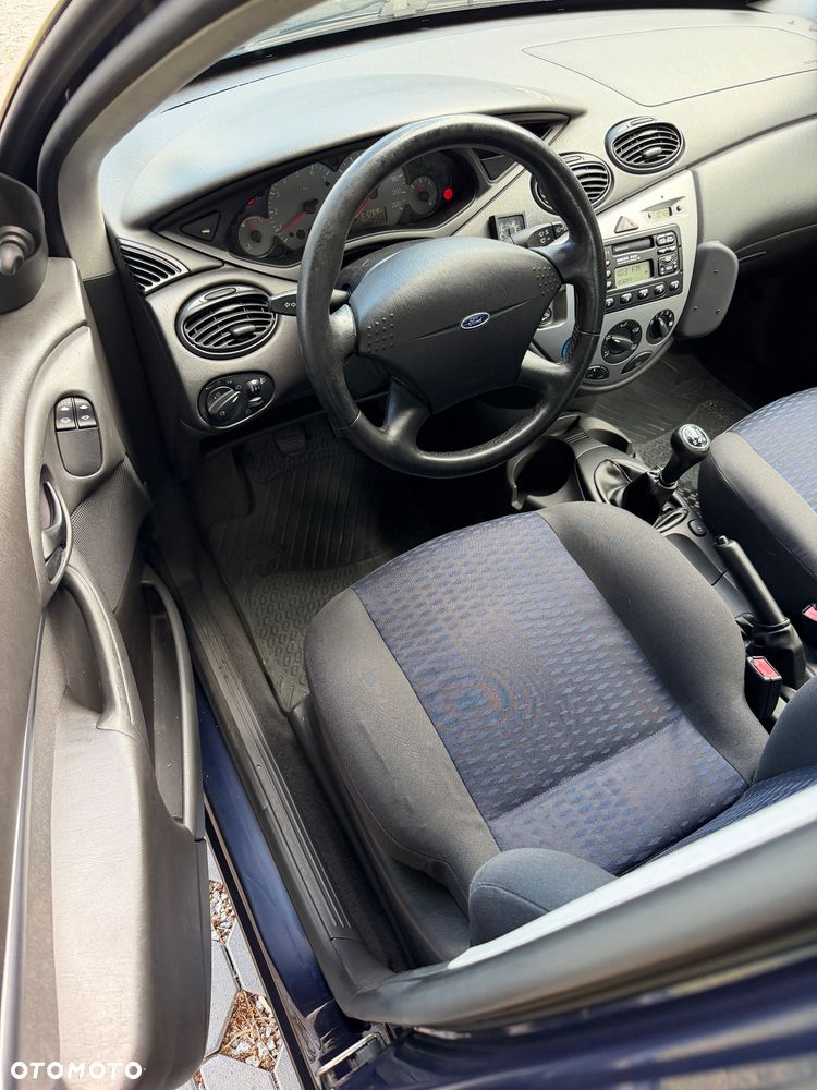 Ford Focus 1.8 Futura - 11