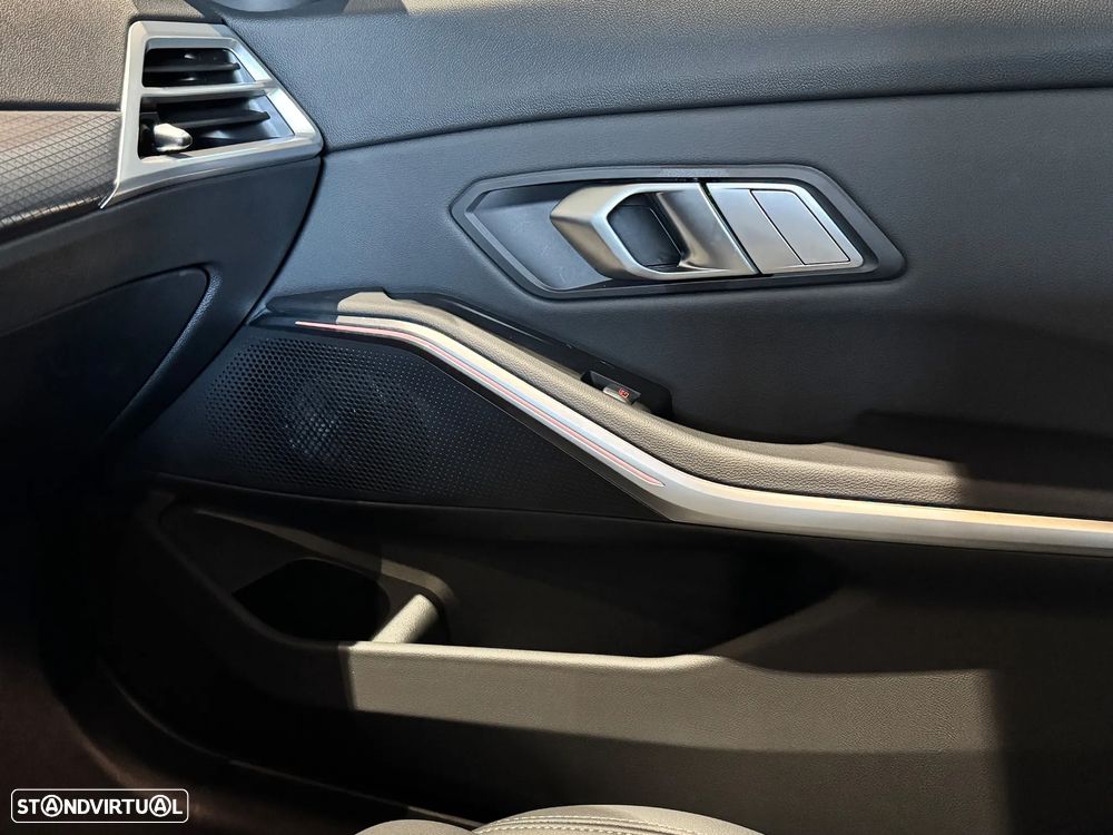 BMW 320 d Pack Desportivo M Auto - 14