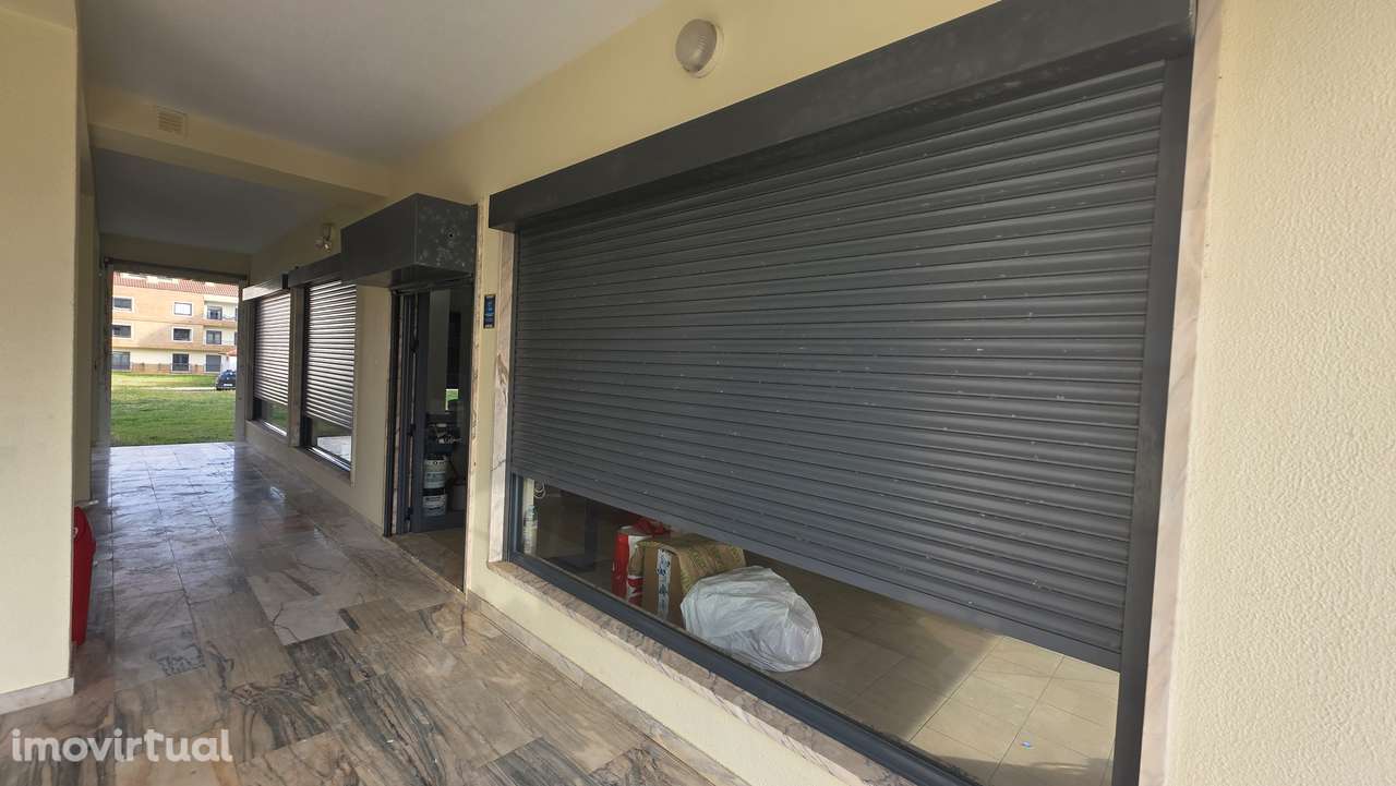 ESPAÇO COMERCIAL  com 7 montras, estacionamento facil em bairro calmo - Grande imagem: 2/13