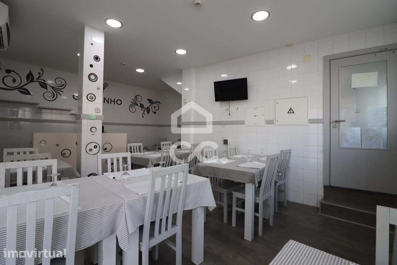 Prédio comercial com restaurante e churrasqueira em atividade, em Vila - Grande imagem: 3/19