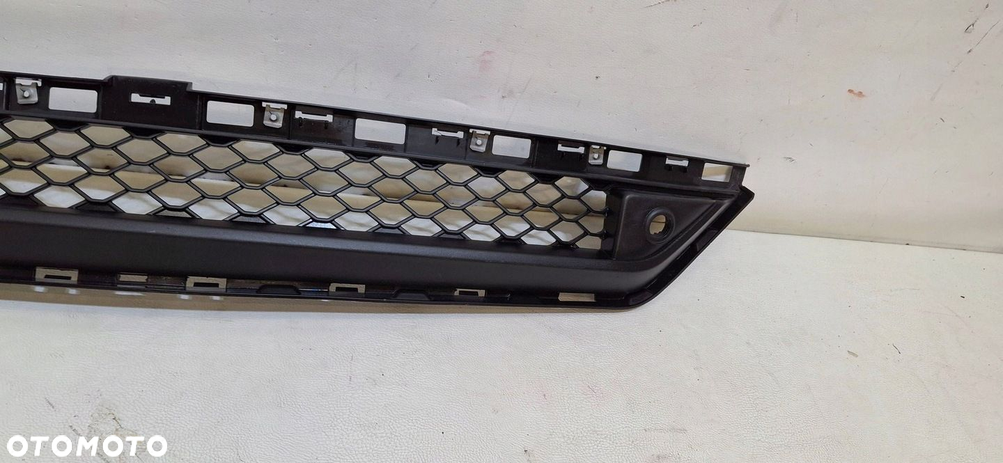 KRATKA ŚRODKOWA ZDERZAKA PRZÓD MASERATI GRECALE 22-25 670170802 ZAMIENNIK N - 3