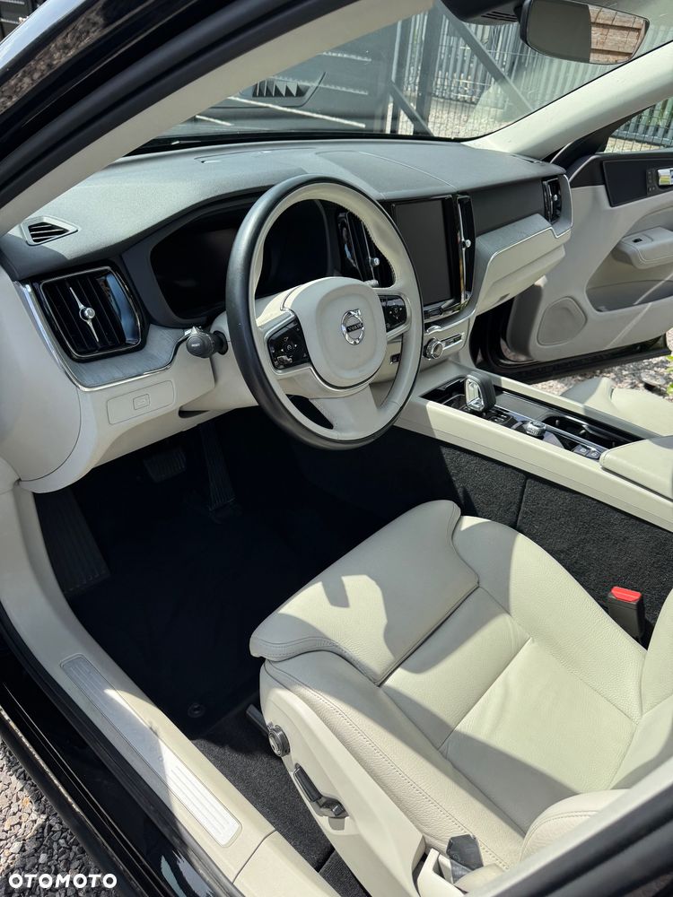 Volvo XC 60 B4 D AWD Plus Dark - 20