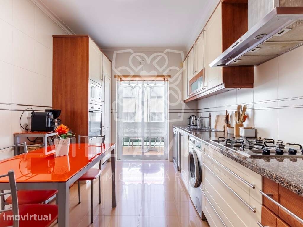 Espaçoso T3 Duplex com Suíte, Varandas e Garagem Box - Grande imagem: 3/51