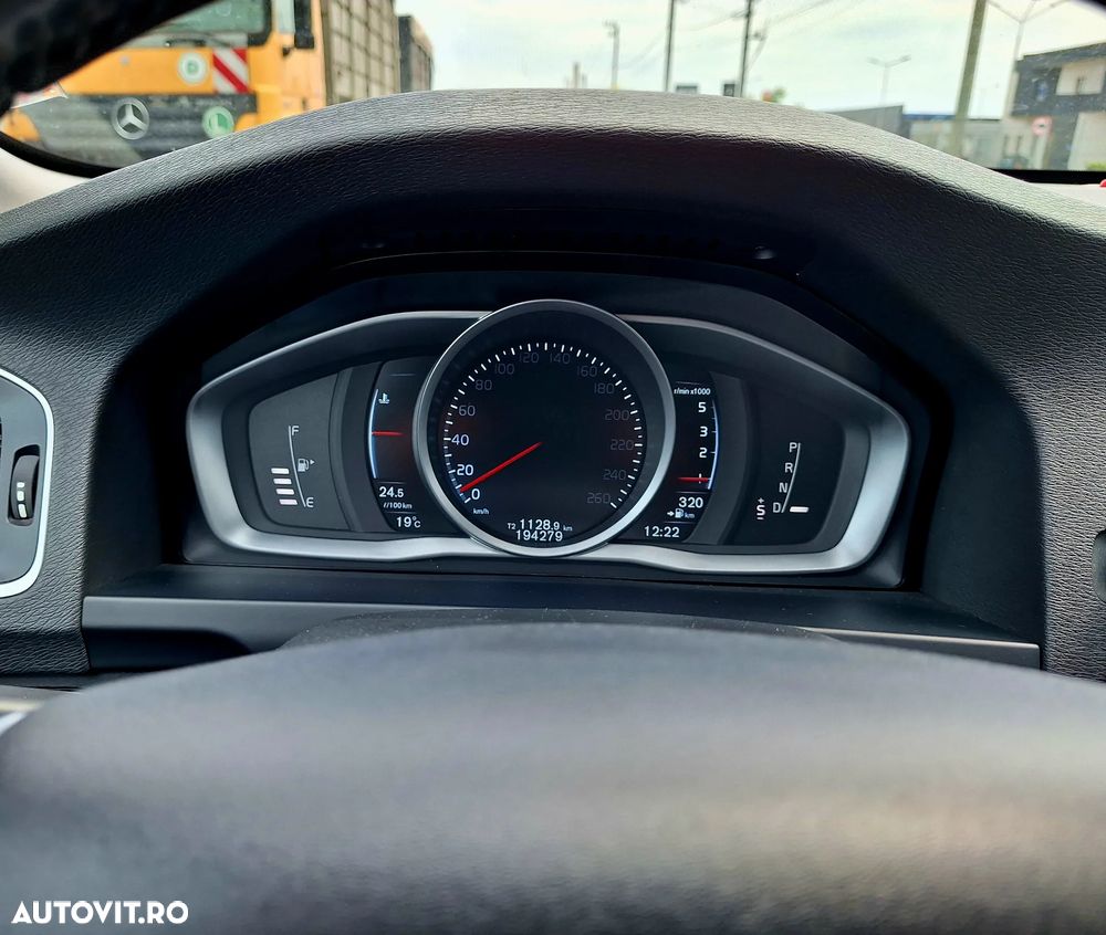 Volvo V60 D4 Geartronic Momentum - 25