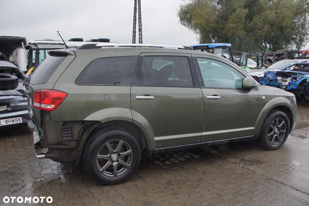 Auto na części - Fiat Freemont 2.0 Multijet 170 KM 71770239 55251728 370A 2013R Silnik Skrzynia Drzwi Szyba Zderzak Błotnik Klapa Maska Lampa Lusterko Deska Kokpit Sterownik Moduł Czujnik Licznik Wyświetlacz Kierownica - 4