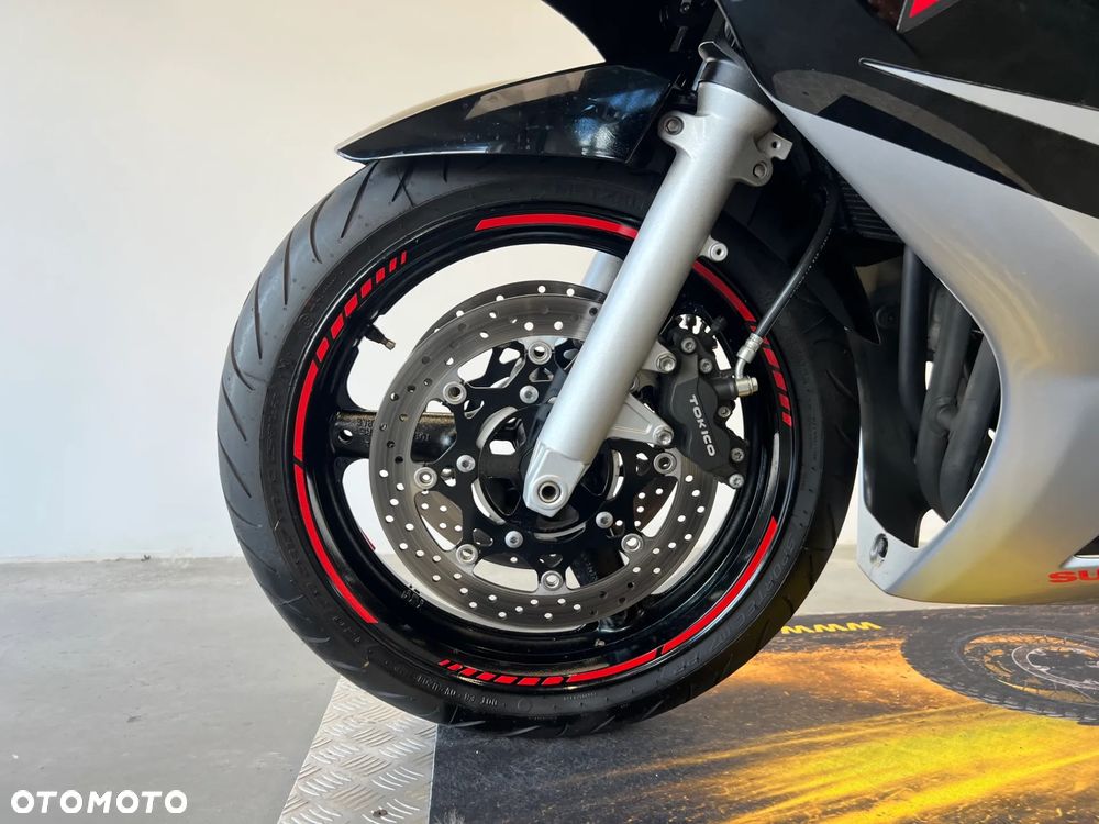 Suzuki GSX - 16