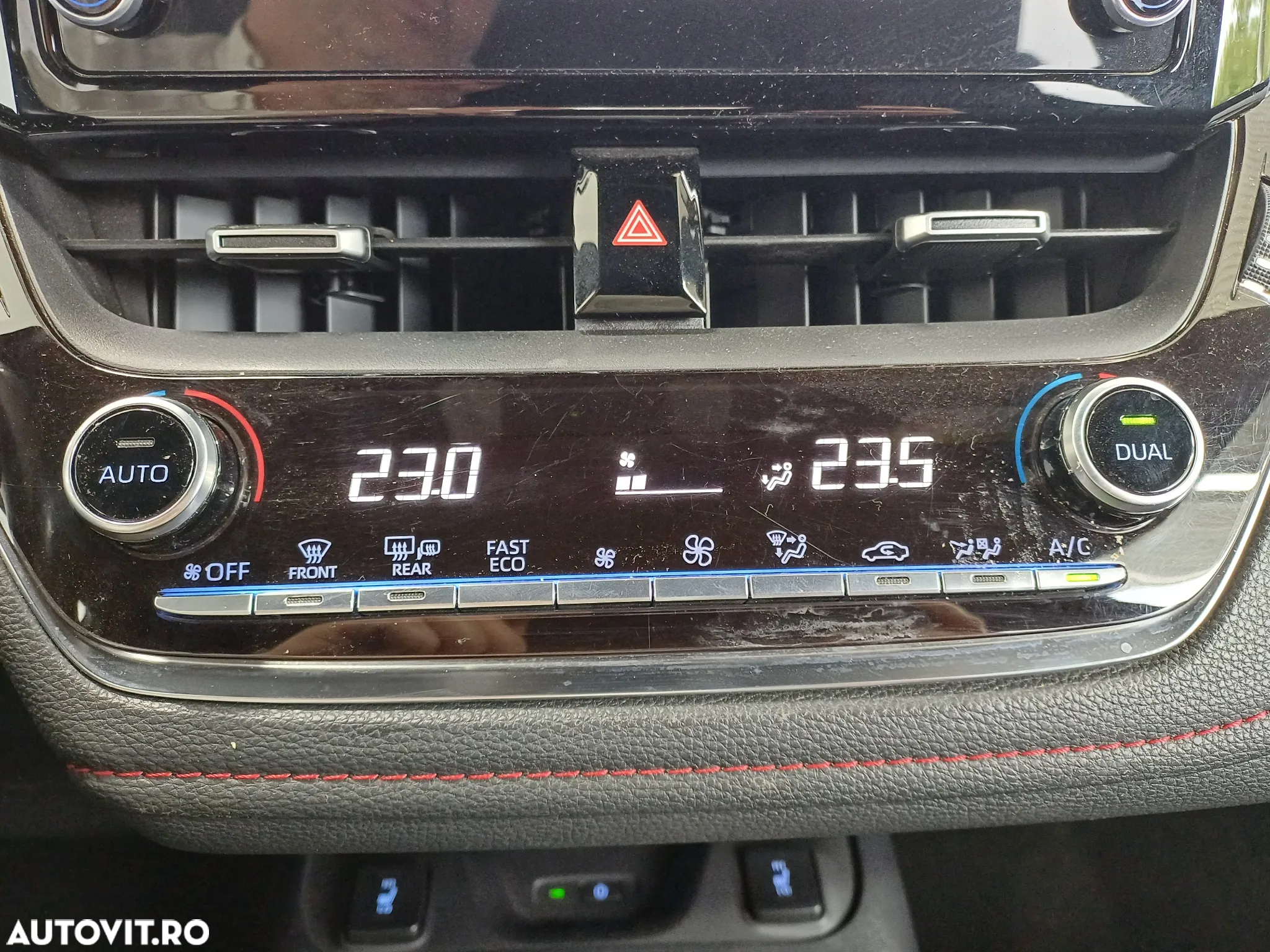 Toyota Corolla 1.8 HSD Exclusive interior Negru - 14