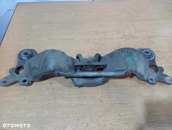 Łapa podpora belka poduszka skrzyni biegów automat AUDI A4 B6 B7