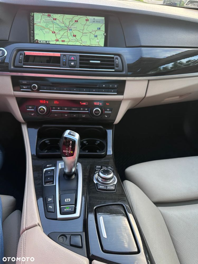 BMW Seria 5 525d xDrive - 28
