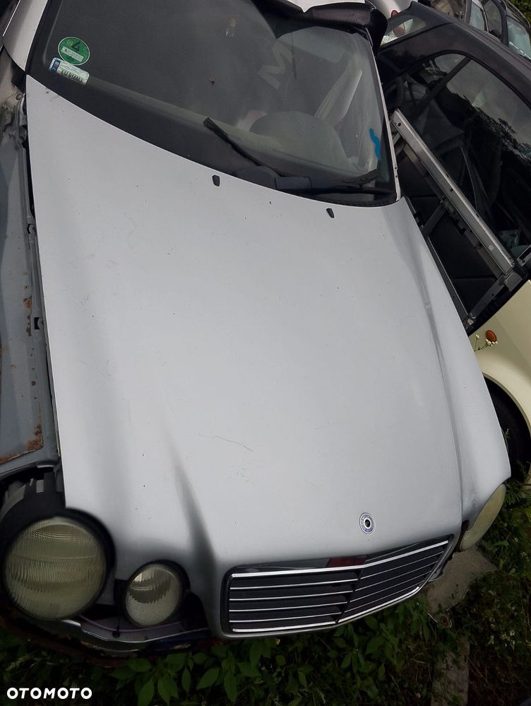 Mercedes CLK C208 (97-99r.) 2.0B 136KM. Silnik 111945 Skrzynia 717417 lakier 744. Cały na części GWARANCJA !!!  Przód Tył Zestaw Komplet Drzwi Klapa Zderzak Błotnik Maska Grill Atrapa Szyba Pas Lampa Lusterko Boczki Fotel Kanapa Kokpit Deska Rozdzielcza Przełącznik Włącznik Sterownik Przewody Wiązka Instalacja Moduł Komputer Czujnik Listwa Pompa Alternator Wtryski Głowica Rozrusznik Kompresor Sprzęgło Dwumas Silnik Skrzynia ABS Klimatyzacji Paliwa Wspomagania Kolektor Turbina Przepustnica Zawór Chłodnica Koło Hak Belka Sanki Zawieszenie Mcpherson Półoś Amortyzator Wydech Tłumik Zacisk Most - 9