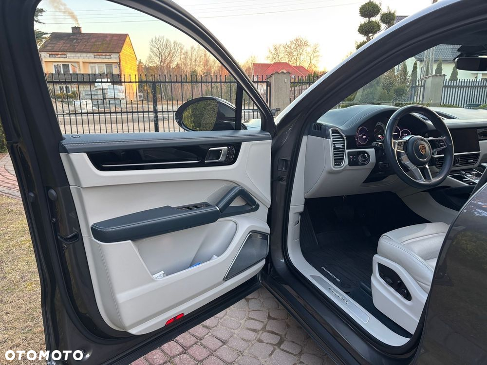 Porsche Cayenne Coupe E-Hybrid - 8