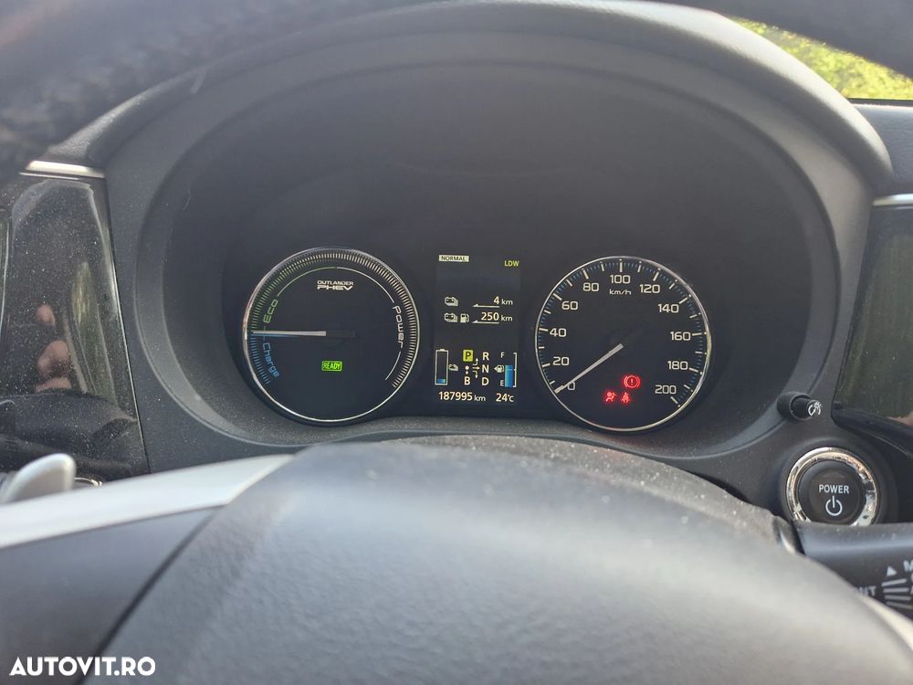 Mitsubishi Outlander 2.0 4WD Plug-In Hybrid Plus - 13
