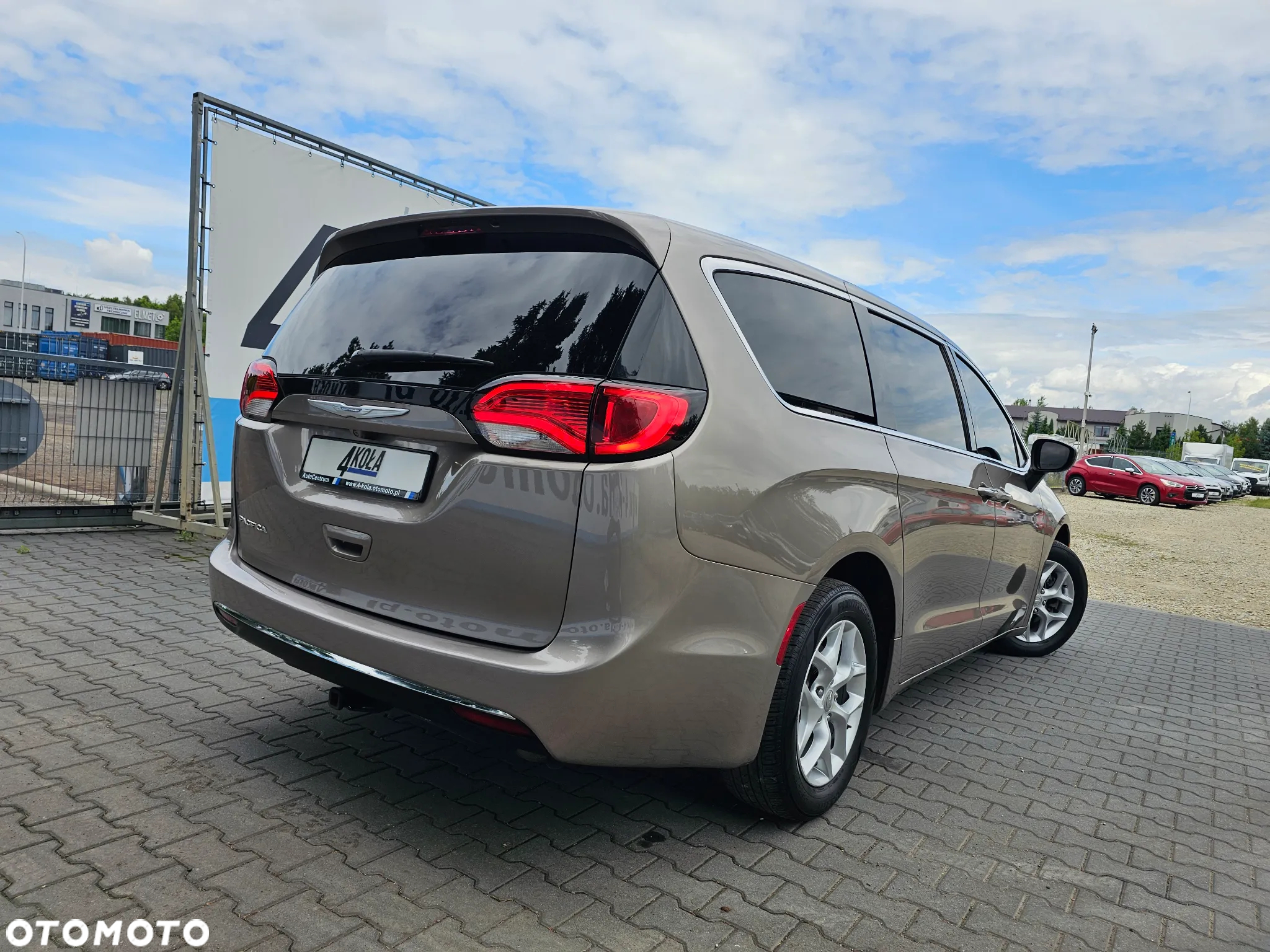 Chrysler Pacifica - 4