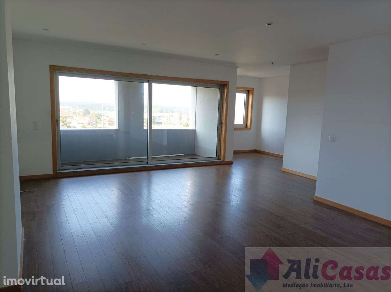 Excelente T4 C/Terraço e garagem p/2 carros - Grande imagem: 4/38