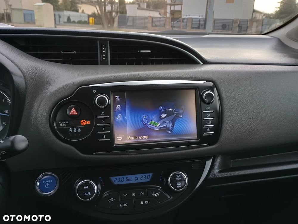 Toyota Yaris Hybrid 100 Sol - 13