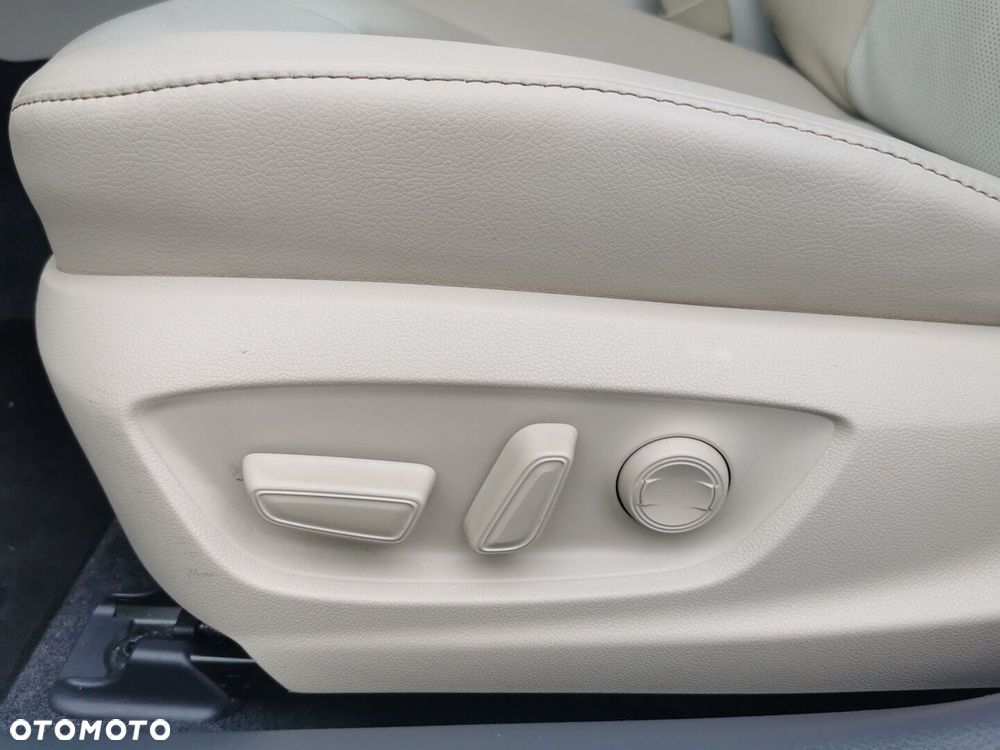 Toyota Camry 2.5 Hybrid Executive CVT - 17