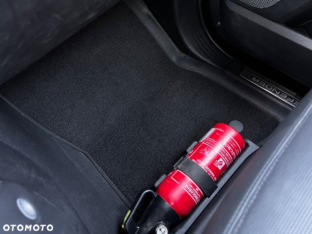 Land Rover Defender - 22