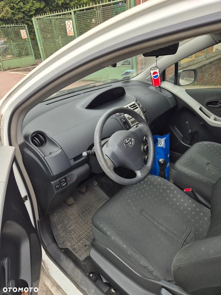 Toyota Yaris 1.0 Terra - 11