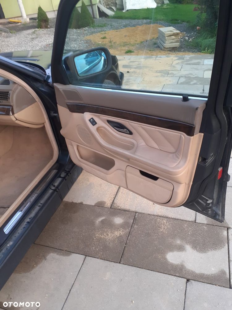 BMW Seria 7 750i - 8