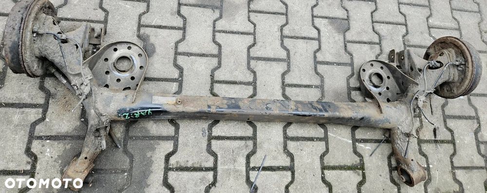 Toyota Yaris II 2 belka oś tył tylna