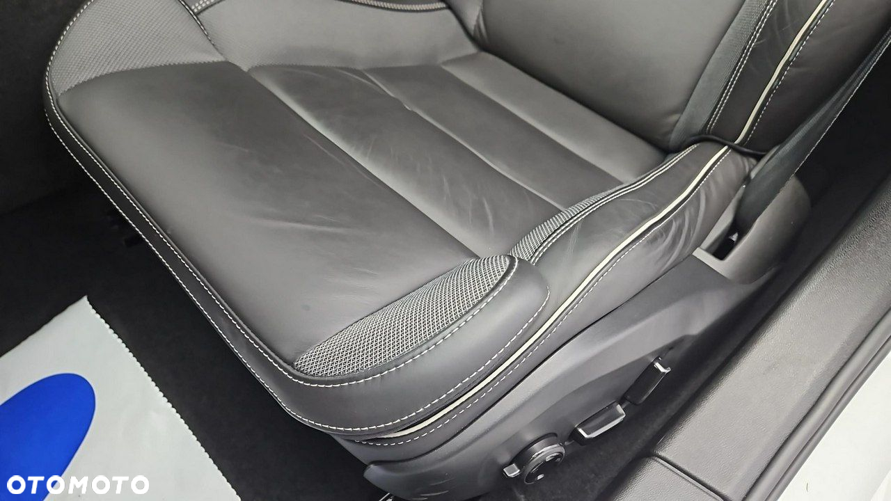 Volvo V60 T8 AWD Plug-In Hybrid R-Design - 12