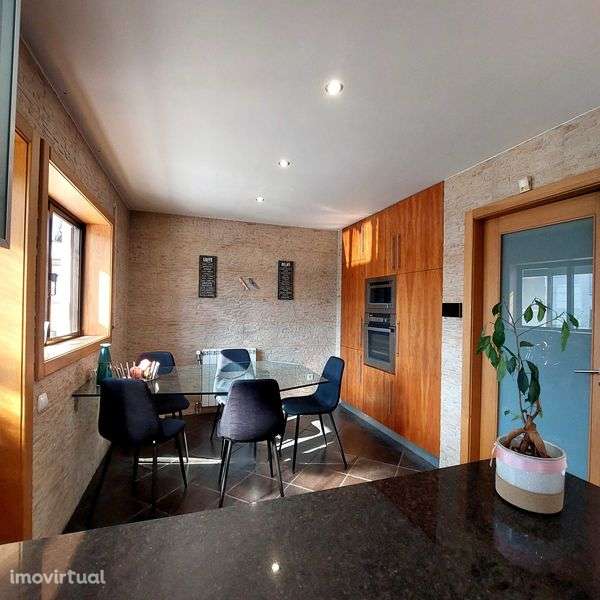 Moradia Geminada T4/T5 · 240 m² · 3 Pisos · Piscina · Garagem - Grande imagem: 4/7