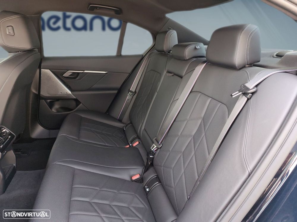 BMW 520 d Pack Desportivo M Pro — fotografia 14