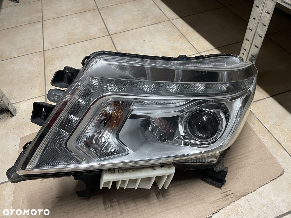 Lampa / reflektor Nissan Navara D23 - lewy przód (ORYGINALNE) - 1