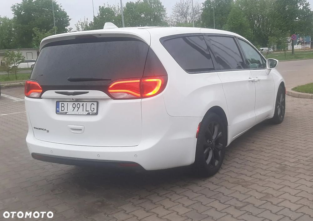 Chrysler Pacifica - 8