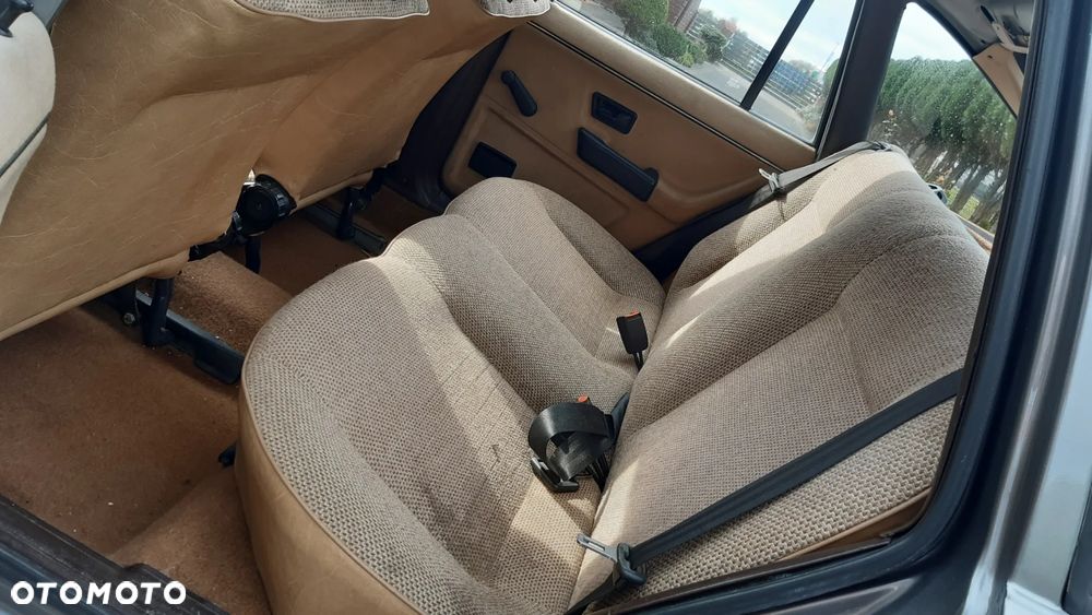 Volkswagen Passat 1.8 GL - 17