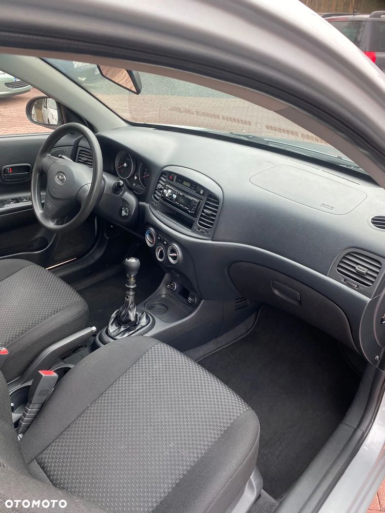 Hyundai Accent 1.4 GL - 14