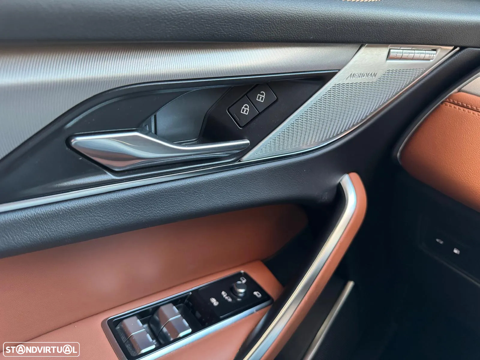 Jaguar F-Pace 2.0 P400e AWD R-Dynamic HSE - 29