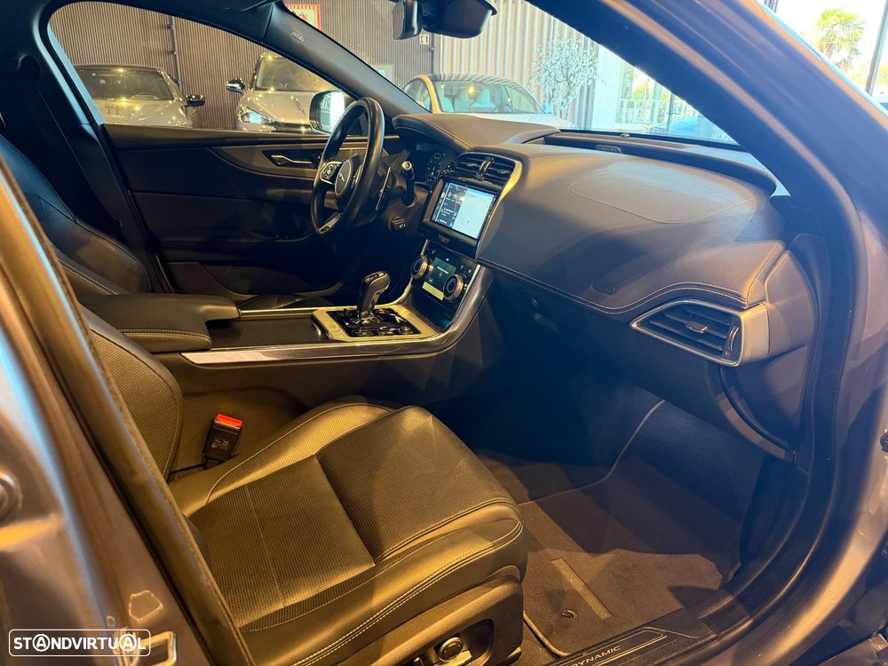 Jaguar XE 2.0 D200 R-Dynamic HSE - 35