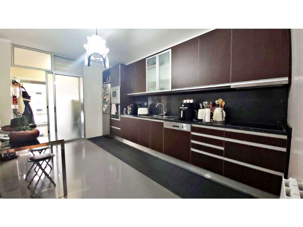 Apartamento T2 mobilado, com garagem e varandas - Grande imagem: 3/11